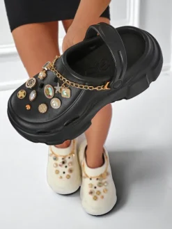 Aurelia Nero – stylowe klapki z ozdobami i łańcuszkiem, wytrzymałe