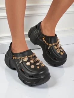 Aurelia Nero – stylowe klapki z ozdobami i łańcuszkiem, wytrzymałe