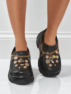 Aurelia Nero – stylowe klapki z ozdobami i łańcuszkiem, wytrzymałe