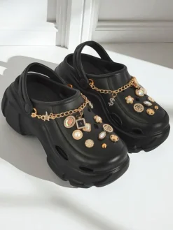Aurelia Nero – stylowe klapki z ozdobami i łańcuszkiem, wytrzymałe