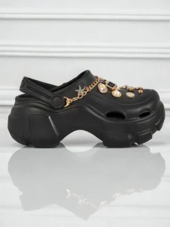 Aurelia Nero – stylowe klapki z ozdobami i łańcuszkiem, wytrzymałe