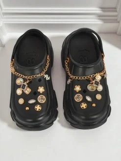 Aurelia Nero – stylowe klapki z ozdobami i łańcuszkiem, wytrzymałe