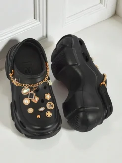 Aurelia Nero – stylowe klapki z ozdobami i łańcuszkiem, wytrzymałe