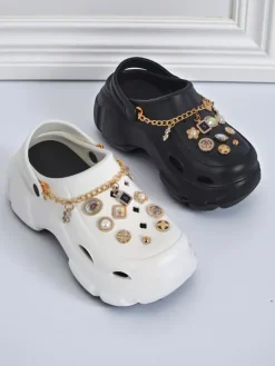 Aurelia Nero – stylowe klapki z ozdobami i łańcuszkiem, wytrzymałe