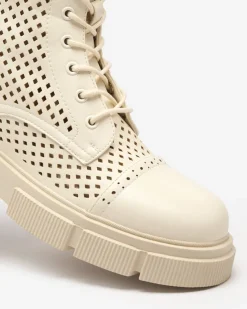 Ażurowe beżowe damskie botki na płaskim obcasie Rolika - Obuwie