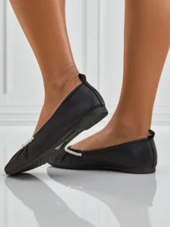 Baleriny Callisto Nero – Czarne baleriny z ekoskóry z perełkami, płaski obcas