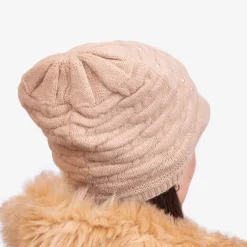 Beżowa damska ciepła czapka z perełkami - Akcesoria