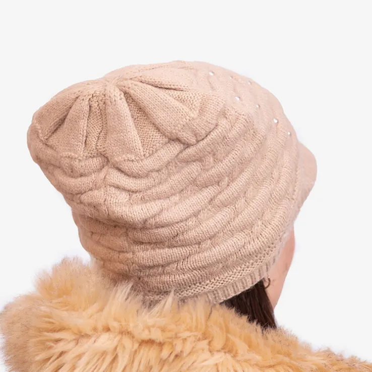 Beżowa damska ciepła czapka z perełkami - Akcesoria
