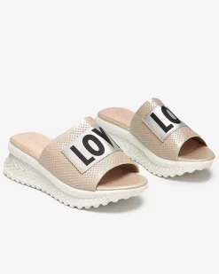 Beżowe błyszczące klapki damskie z napisem Sosha- Obuwie