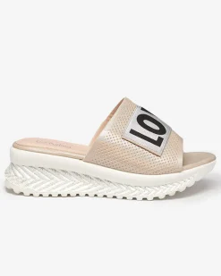 Beżowe błyszczące klapki damskie z napisem Sosha- Obuwie