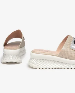 Beżowe błyszczące klapki damskie z napisem Sosha- Obuwie