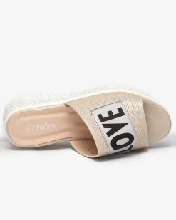 Beżowe błyszczące klapki damskie z napisem Sosha- Obuwie