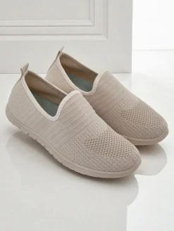 Beżowe damskie slip-ony Callista – lekkie buty tkaninowe na płaskiej podeszwie