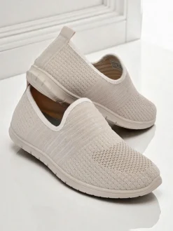 Beżowe damskie slip-ony Callista – lekkie buty tkaninowe na płaskiej podeszwie