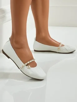 Białe baleriny damskie Callista z łańcuszkiem – skóra ekologiczna, klasyka Włoch