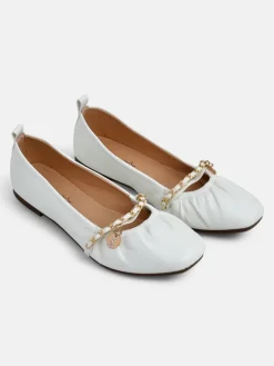 Białe baleriny damskie Callista z łańcuszkiem – skóra ekologiczna, klasyka Włoch