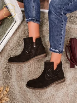 Botki Ariadne z naturalnego zamszu ciemnobrązowe, płaskie obcasy 3 cm