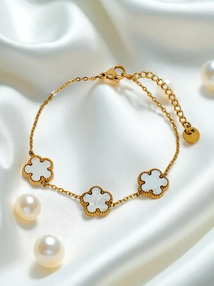 Bransoletka Aurelia Bianca z kwiatami w odcieniu białej perły, złocona