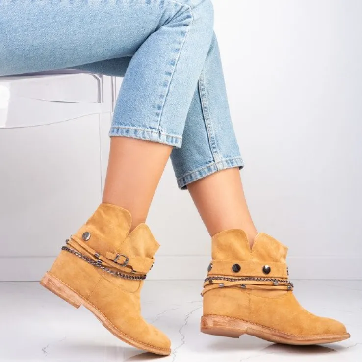 Brązowe botki a'la kowbojki na krytym koturnie Salem - Obuwie