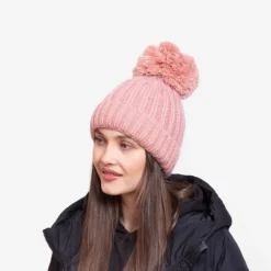 Ciemnoróżowa damska ocieplana błyszcząca czapka z pomponem - Akcesoria