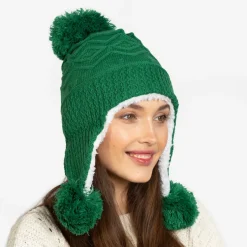 Ciemnozielona damska ocieplana czapka z pomponami - Akcesoria