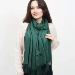 Ciemnozielony damski duży szalik z frędzelkami - Akcesoria