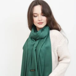 Ciemnozielony damski duży szalik z frędzelkami - Akcesoria