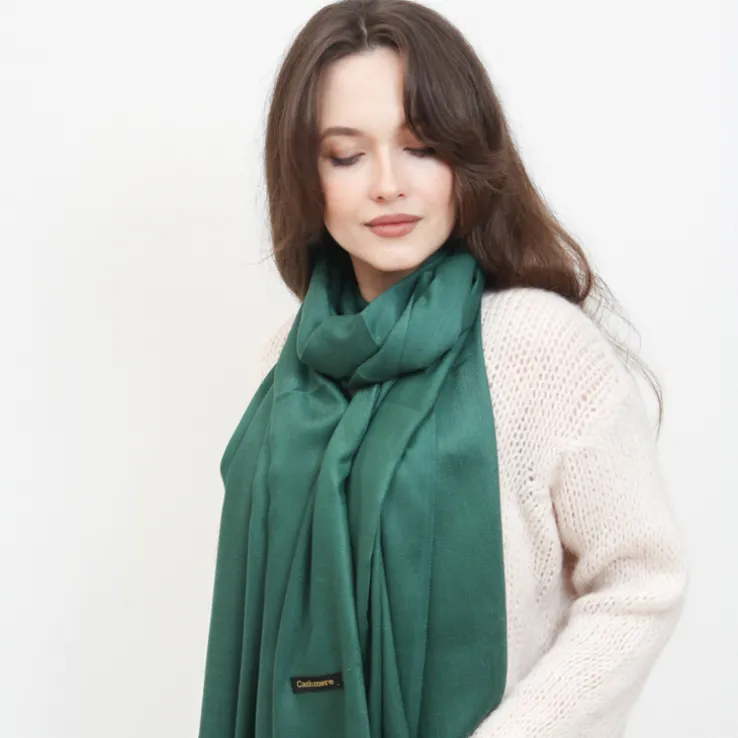 Ciemnozielony damski duży szalik z frędzelkami - Akcesoria