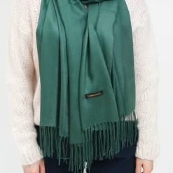 Ciemnozielony damski duży szalik z frędzelkami - Akcesoria