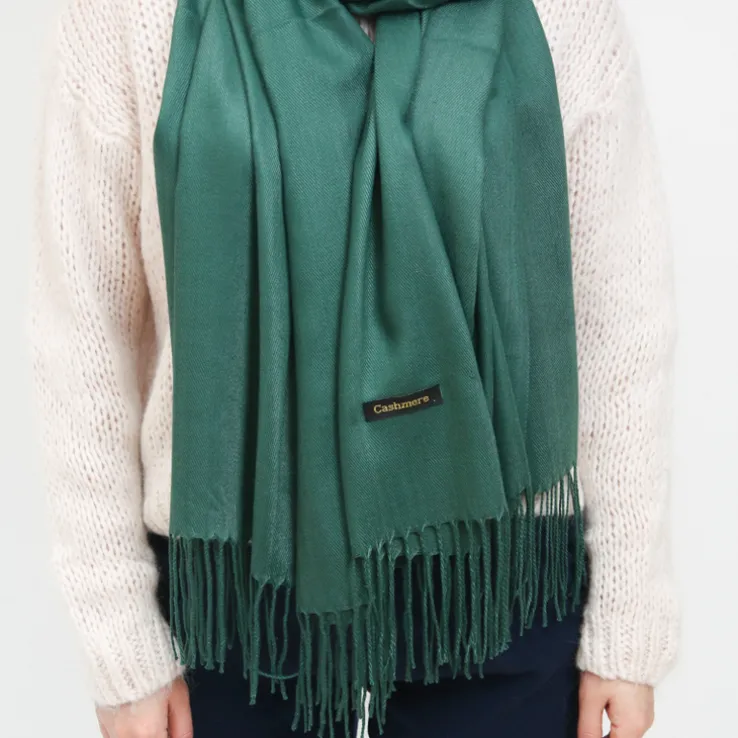 Ciemnozielony damski duży szalik z frędzelkami - Akcesoria