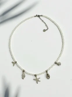 Collana Thalassa – Naszyjnik z perełek z zawieszkami w stylu śródziemnomorskim