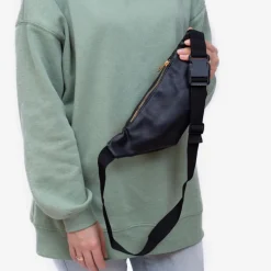 Czarna damska brokatowa nerka ze złotym suwakiem - Akcesoria