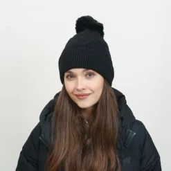 Czarna damska ocieplana czapka z pomponem - Akcesoria