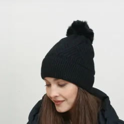 Czarna damska ocieplana czapka z pomponem - Akcesoria