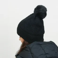 Czarna damska ocieplana czapka z pomponem - Akcesoria