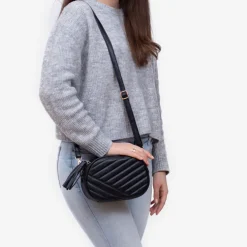 Czarna damska torebka z pikowaniem - Akcesoria