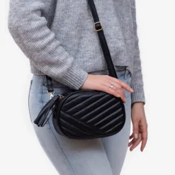 Czarna damska torebka z pikowaniem - Akcesoria