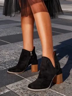 Czarne damskie botki na słupku z wycięciami Encura- Obuwie