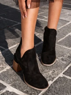 Czarne damskie botki na słupku z wycięciami Encura- Obuwie