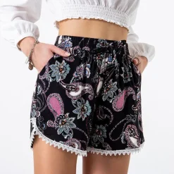 Czarne damskie krótkie spodenki w kolorowe kwiaty - Odzież