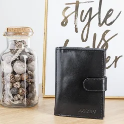 Czarny portfel męski zapinany guzikiem - Akcesoria