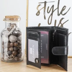 Czarny portfel męski zapinany guzikiem - Akcesoria