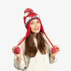 Czerwona damska ocieplana czapka w śnieżynki z pomponami - Akcesoria