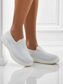 Damskie białe slip-ony Callista z oddychającej tkaniny na płaskim obcasie