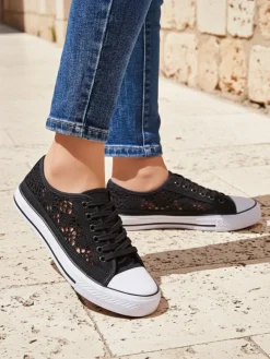 Damskie trampki Calista Nero z koronką, oddychające – kolekcja Lato/Wiosna