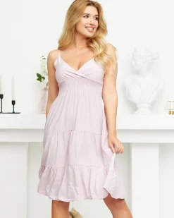 Fioletowa damska delikatna sukienka przed kolano - Odzież