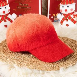 Futrzana czapka z daszkiem w kolorze czerwonym - Czapki