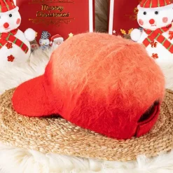 Futrzana czapka z daszkiem w kolorze czerwonym - Czapki