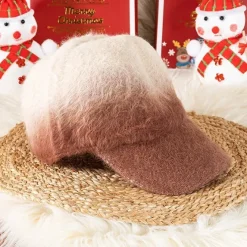 Futrzana czapka z daszkiem w kolorze brązowym - Czapki