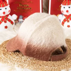 Futrzana czapka z daszkiem w kolorze brązowym - Czapki